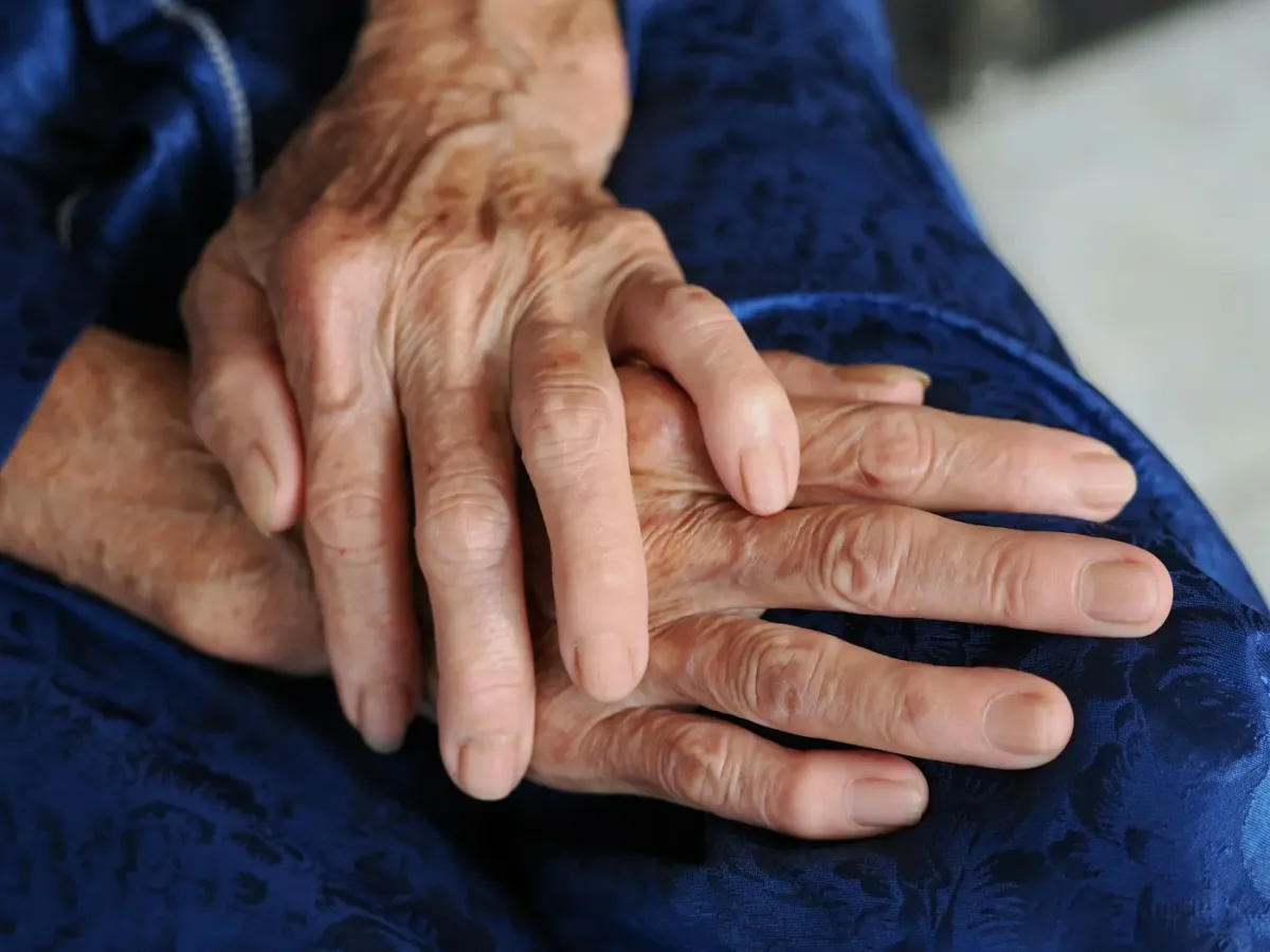 Les mains d’une personne âgée, posées l’une sur l’autre.